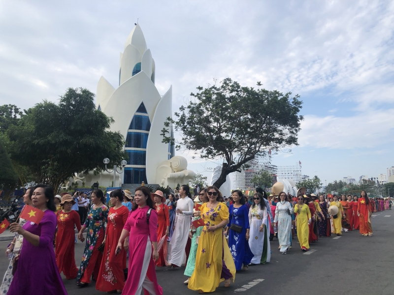 Khánh Hòa: Hơn 6.000 phụ nữ  mặc áo dài xuống phố chào mừng Festival Biển (4/6/2023)
